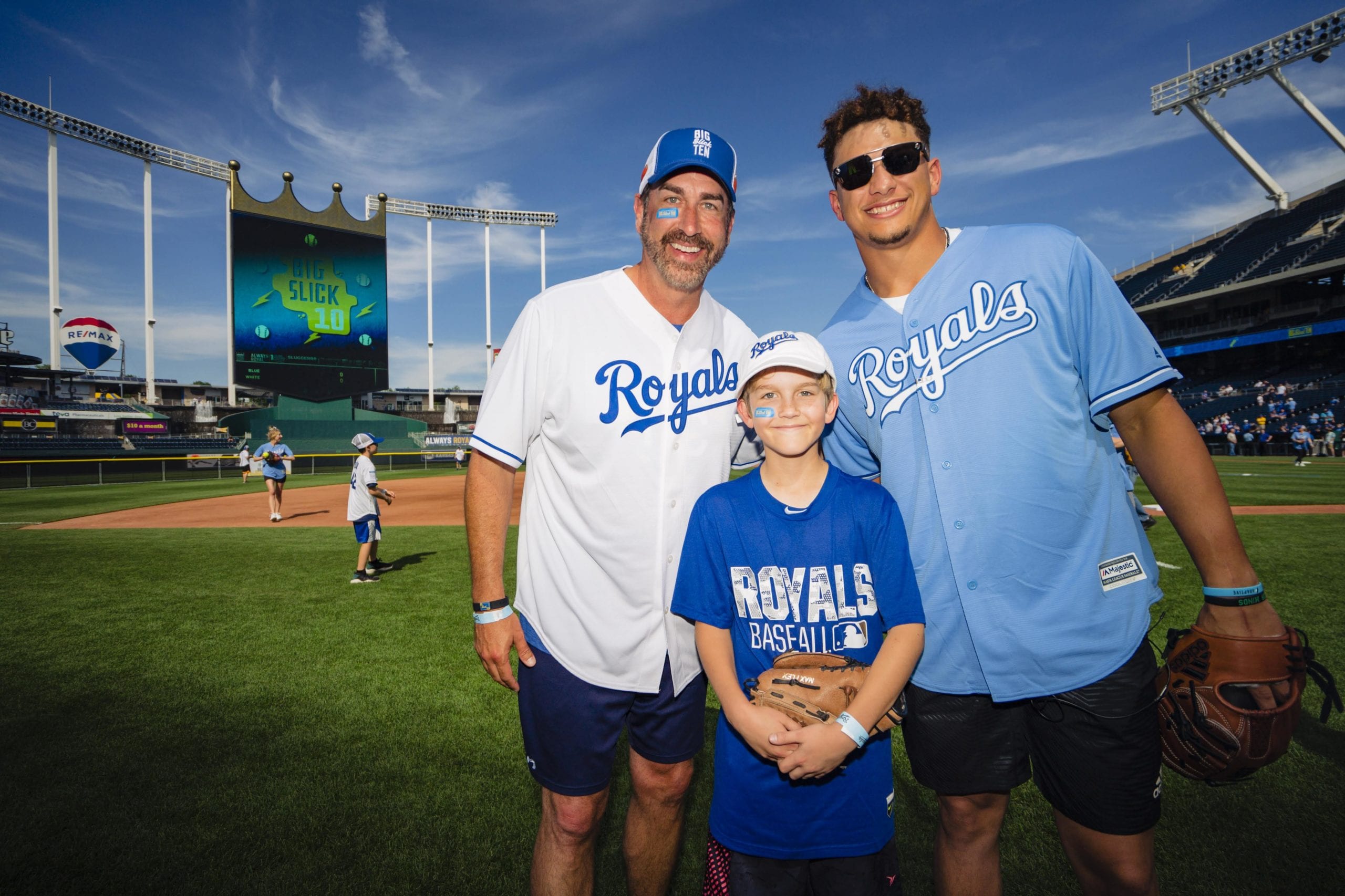 Big Slick host Rob Riggle with Chiefs quarterback Patrick Mahomes and a Children's Mercy patient.